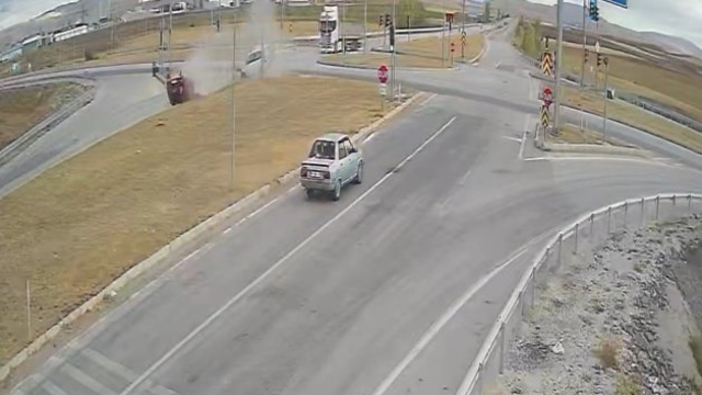 Çorum'da 3 kişinin yaralandığı kaza kamerada