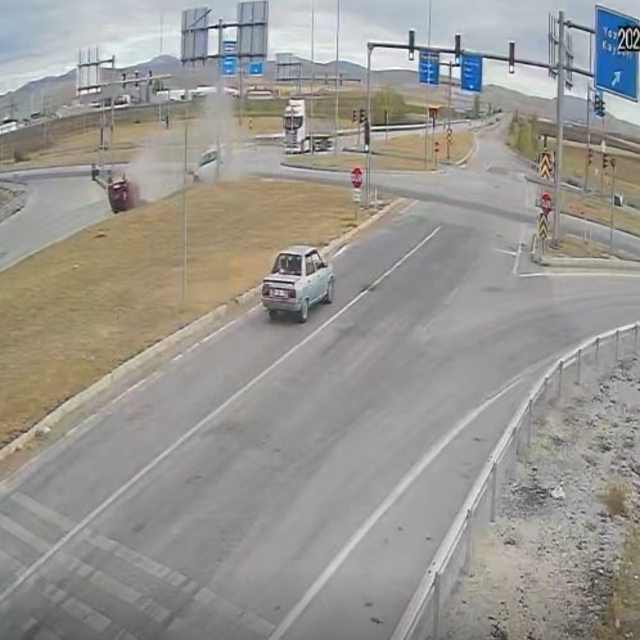 Çorum'da 3 kişinin yaralandığı kaza kamerada