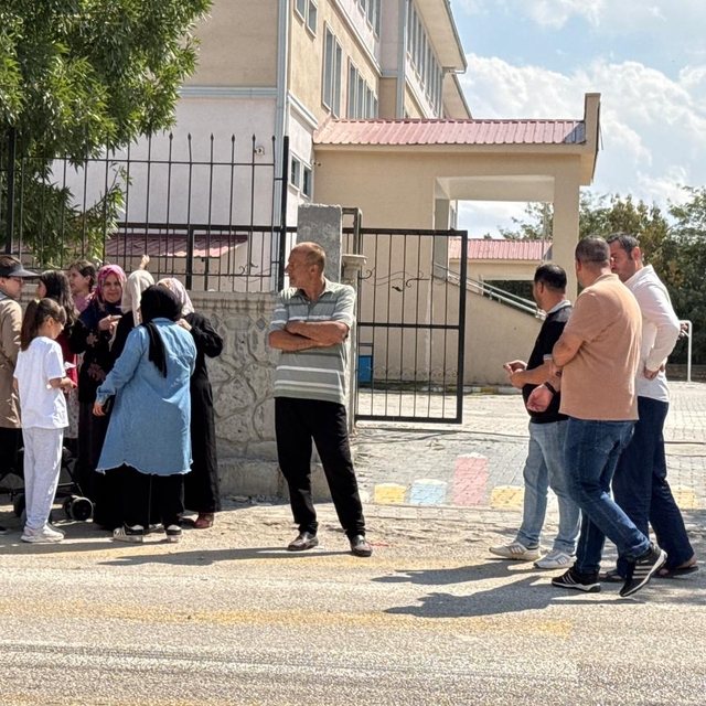 Van'da bir şüpheli okulda 2 öğretmeni bıçakla yaraladı