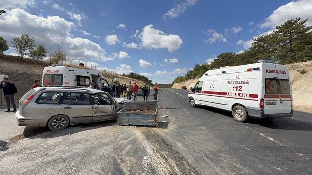 Kütahya'da traktörle otomobilin çarpıştığı kazada 2 kişi yaralandı