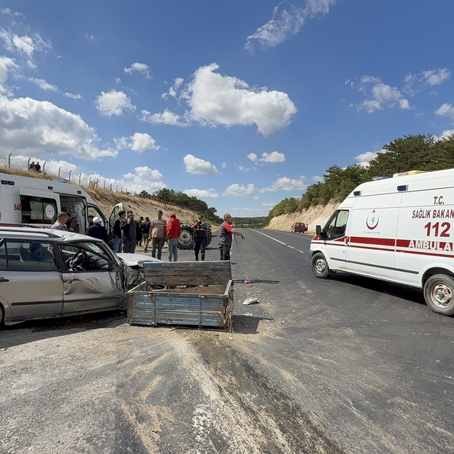 Kütahya'da traktörle otomobilin çarpıştığı kazada 2 kişi yaralandı