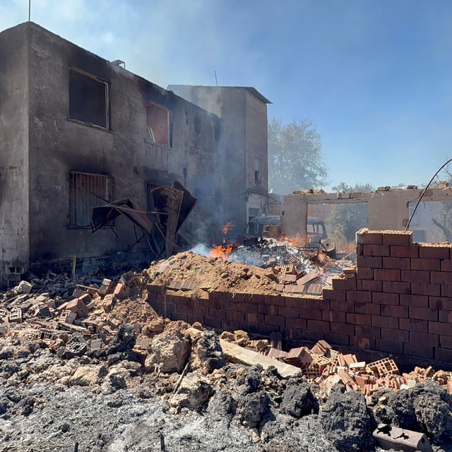 Antalya'da çalılık alanda çıkan yangın evlere sıçradı