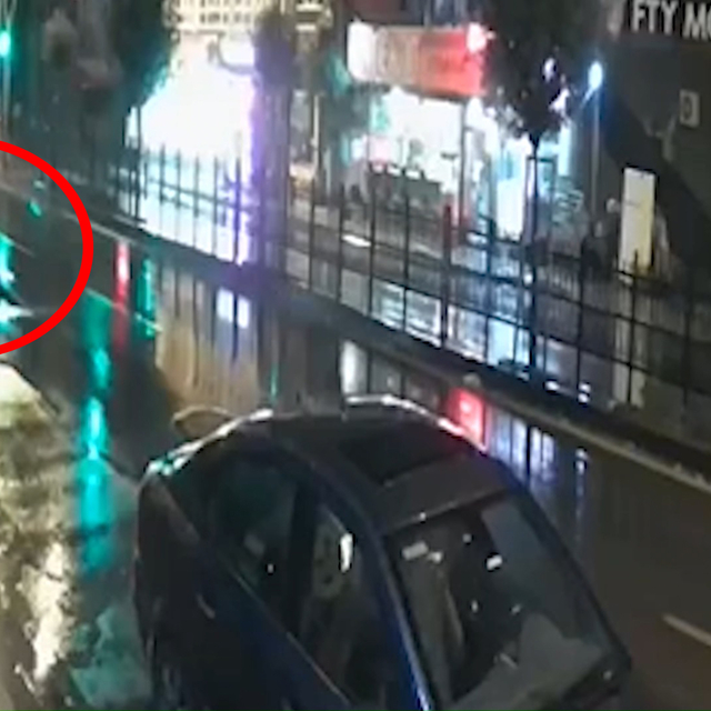 Sürüklenen motosikletlinin otomobilin altına girdiği kaza kamerada