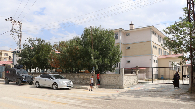 Bıçakla sınıfa girip, 2 öğretmeni yaraladı