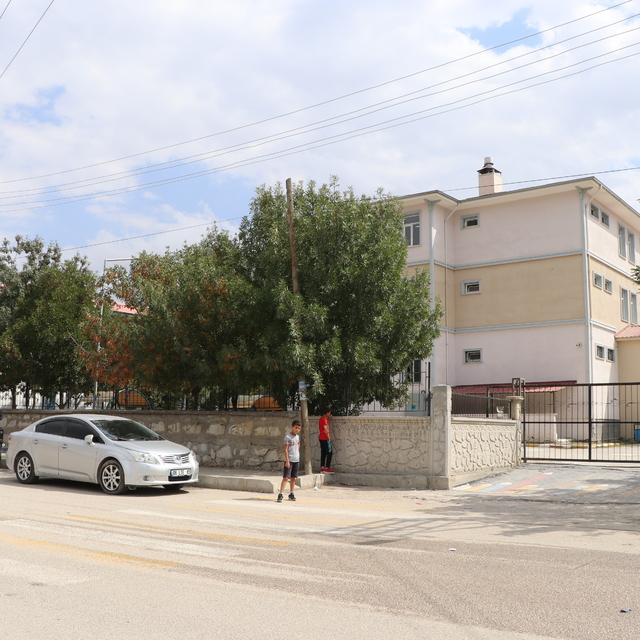 Bıçakla sınıfa girip, 2 öğretmeni yaraladı