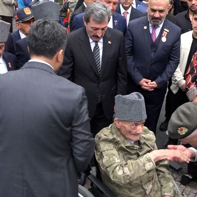 Samsun'daki törenlere tekerlekli sandalyesiyle katılan 87 yaşındaki 'Kore G...