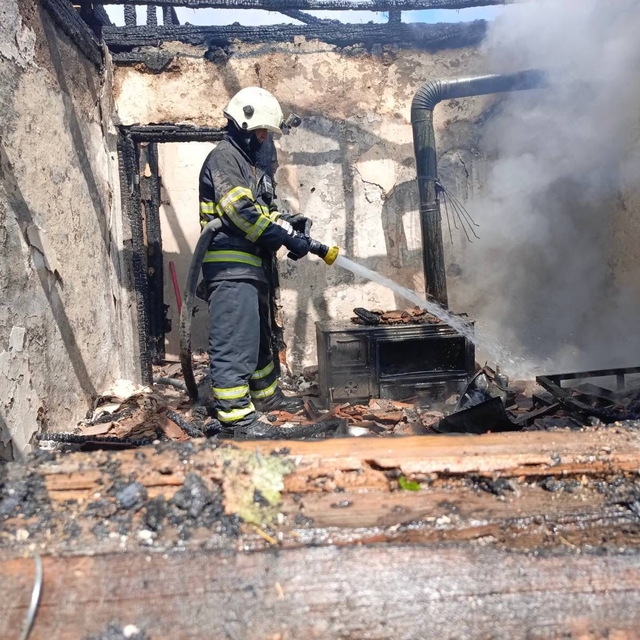 Bilecik'te çıkan yangında iki katlı ahşap ev kullanılamaz hale geldi