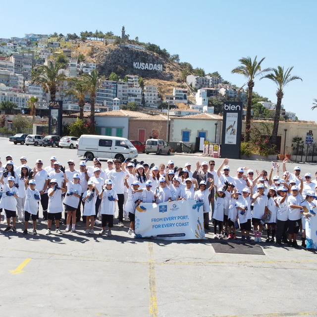 Kuşadası'nda kıyı temizliği etkinliği