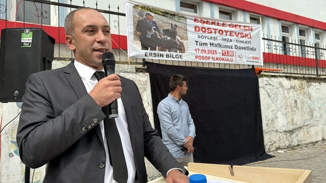 Ardahan'da bir gurbetçi eşekle dolaşıp öğrencilere kitap ve kırtasiye malzemesi dağıttı