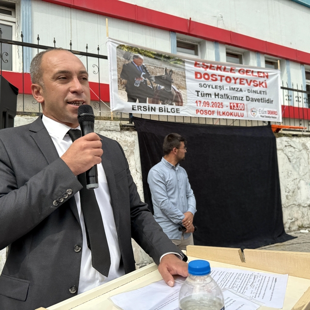 Ardahan'da bir gurbetçi eşekle dolaşıp öğrencilere kitap ve kırtasiye malze...