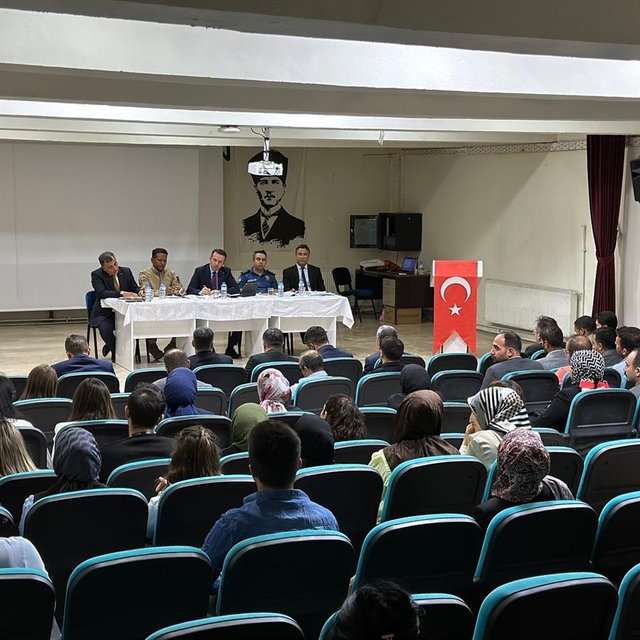 Çaldıran'da "eğitim bilgilendirme toplantısı" yapıldı