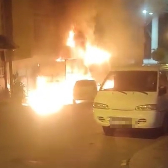 Yangın çıkan oto tamirhanesi ile içindeki 2 araç kullanılamaz hale geldi