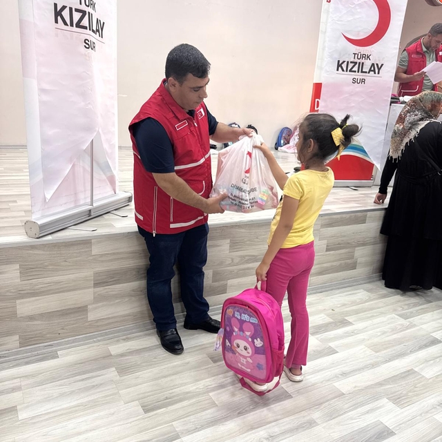 Türk Kızılay Sur Şubesinden öğrencilere kırtasiye desteği