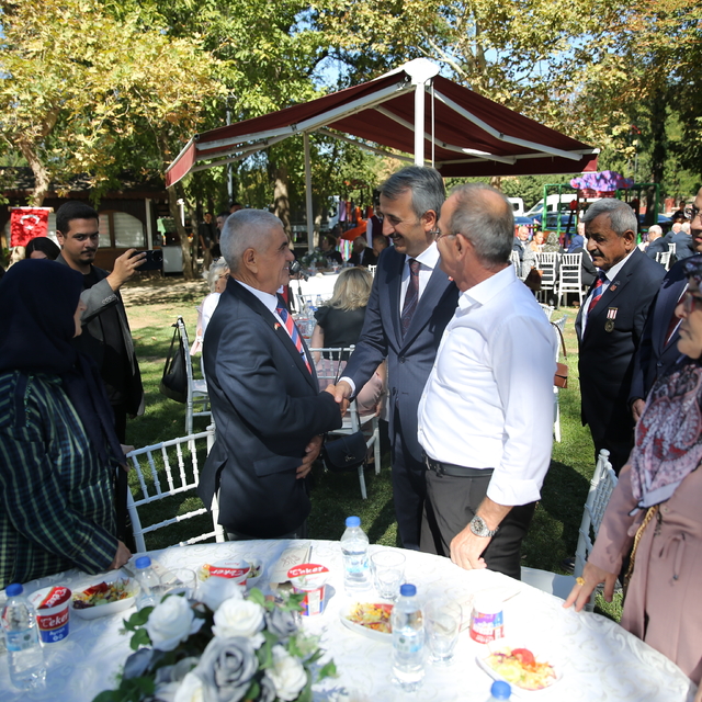 Edirne Valisi Yunus Sezer gazilerle bir araya geldi
