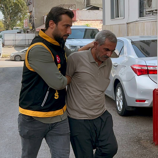 2 çocuğu seslerinden rahatsız olduğunu iddia edip sopayla döven şüpheli tut...