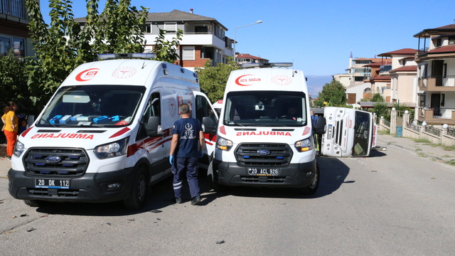 Denizli'de minibüs ile otomobilin çarpıştığı kazada 3 kişi yaralandı