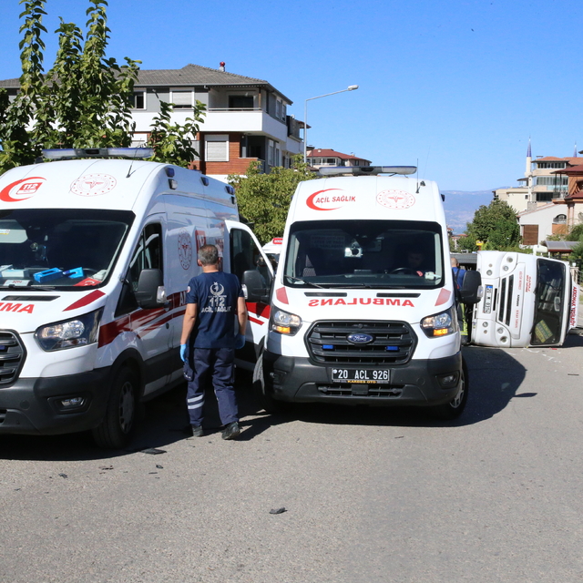 Denizli'de minibüs ile otomobilin çarpıştığı kazada 3 kişi yaralandı