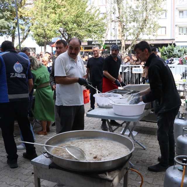 Avladığı orkinosları festivalde ikram etti
