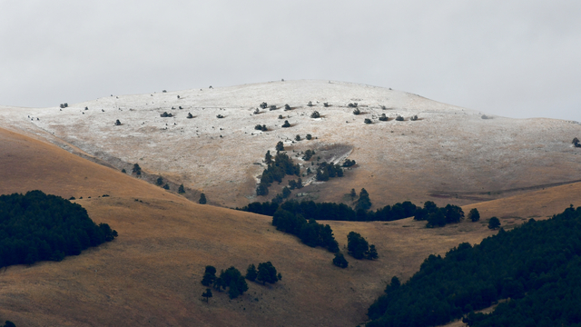Sarıkamış'ın yüksek kesimlerine kar yağdı