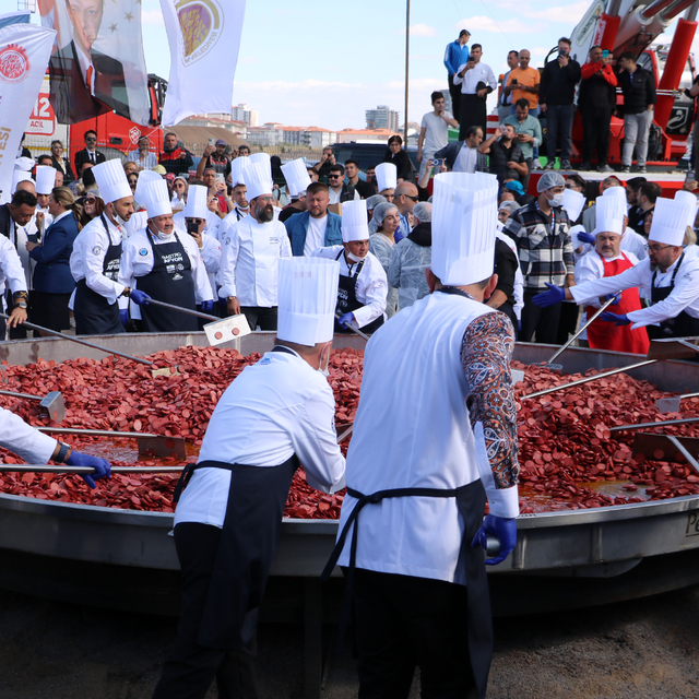 Afyon'da 1930 kilo ağırlığındaki sucuklu yumurtayla dünya rekoru kırıldı