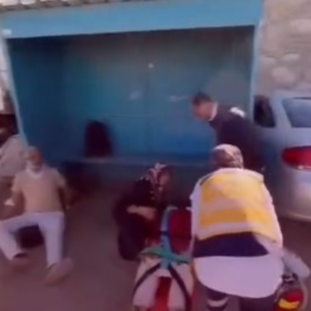 Elazığ'da otomobil durağa çarptı: 6 yaralı