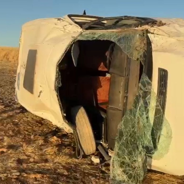 Otomobille çarpışan öğrenci servis minibüsü şarampole devrildi: 9 yaralı