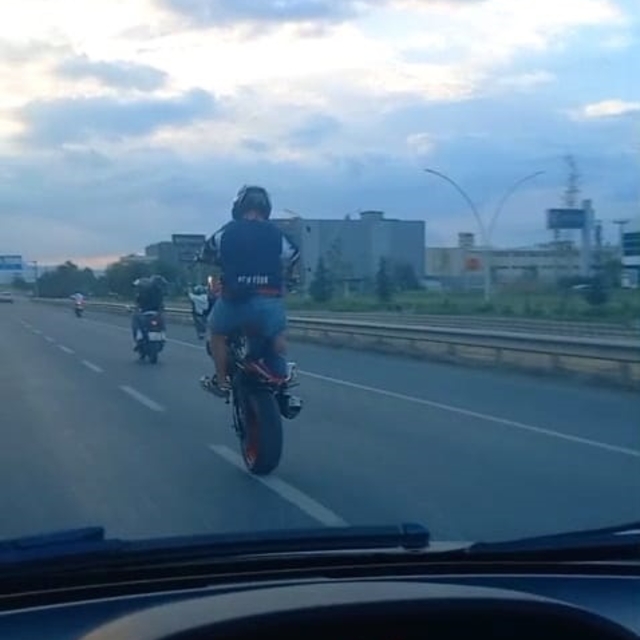 Motosikletlilerin tehlikeli yolculuğu kamerada