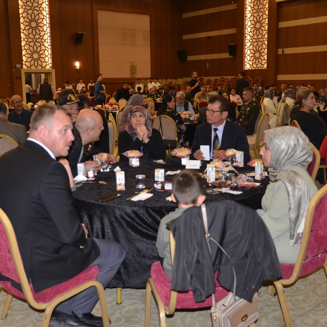 Konya Valisi İbrahim Akın gazilerle bir araya geldi