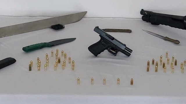 Erzurum'da düzenlenen operasyonda ruhsatsız tabanca, tüfek, bıçak ve kılıç ele geçirildi