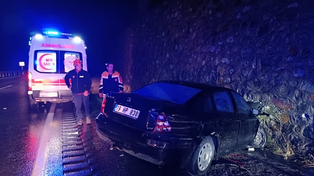 Gümüşhane'de istinat duvarına çarpan otomobildeki 3 kişi yaralandı