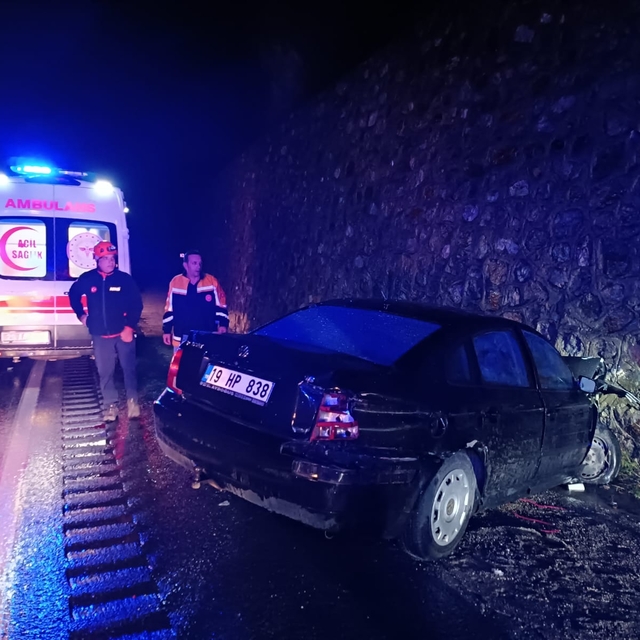 Gümüşhane'de istinat duvarına çarpan otomobildeki 3 kişi yaralandı