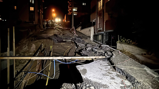 Karabük'te inşaat sahasının yanındaki yolun bir bölümü çöktü