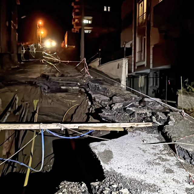 Karabük'te inşaat sahasının yanındaki yolun bir bölümü çöktü