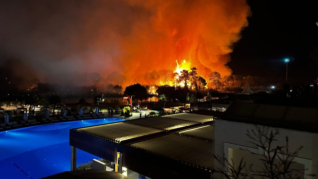 Antalya'da orman yangını; 1 otel tahliye edildi (2)