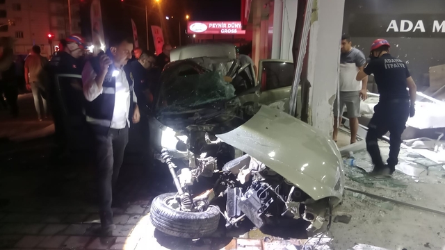 Adana'da mobilya mağazasına dalan otomobilin sürücüsü yaralandı