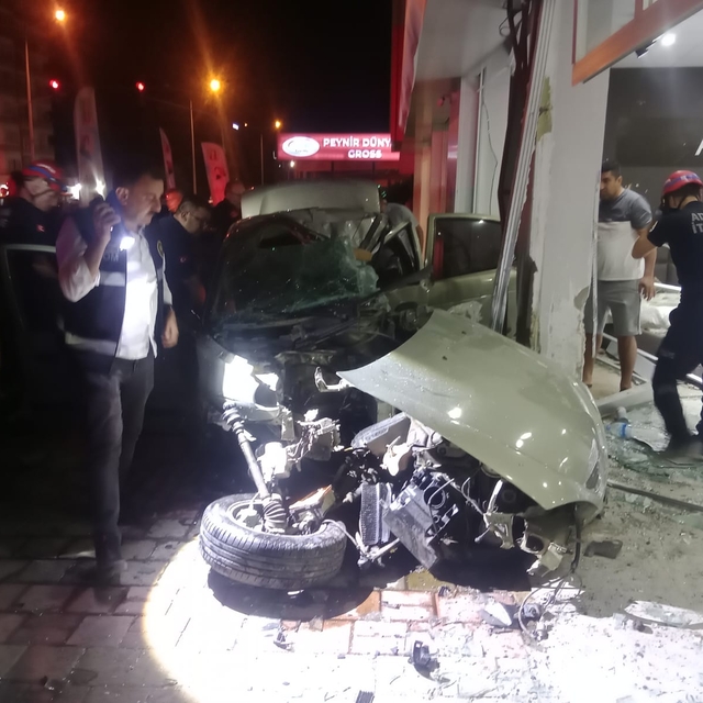 Adana'da mobilya mağazasına dalan otomobilin sürücüsü yaralandı