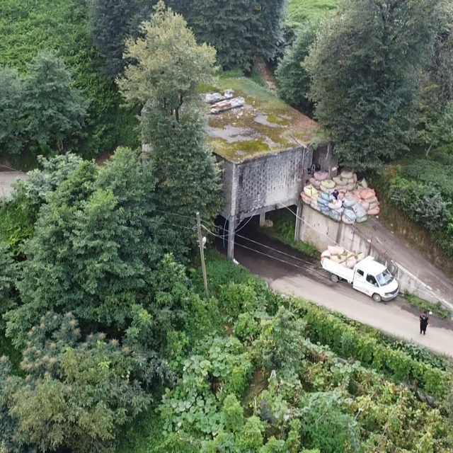 Üstü çay alım yeri, altı yol