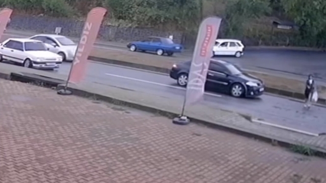Yaya için durdurulan otomobile, başka araç çarptı; kaza kamerada