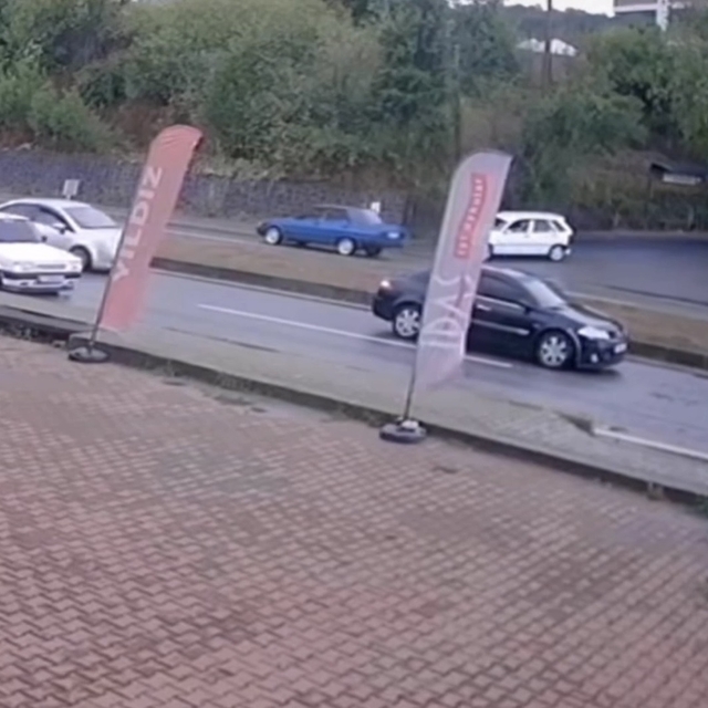 Yaya için durdurulan otomobile, başka araç çarptı; kaza kamerada