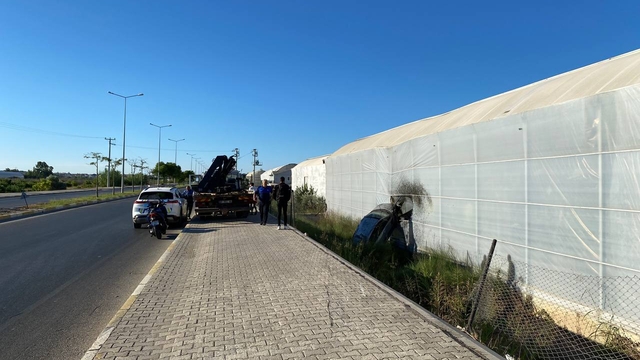 Antalya'da muz serasına çarpan otomobil sürücüsü yaralandı