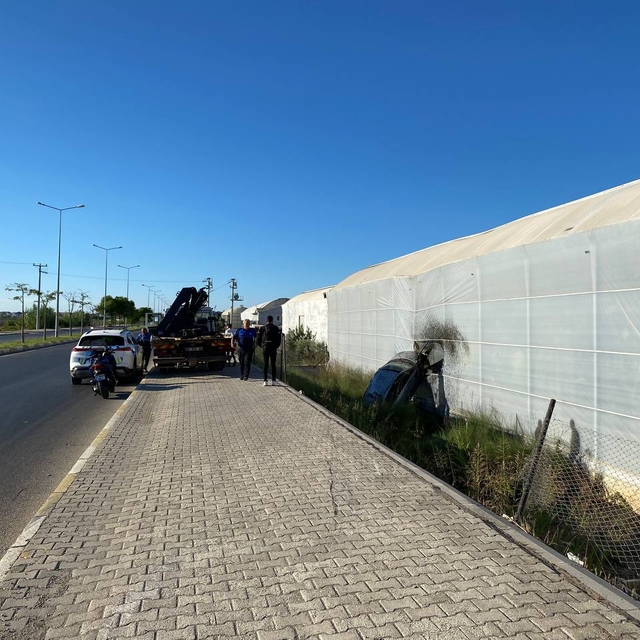 Antalya'da muz serasına çarpan otomobil sürücüsü yaralandı