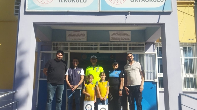 Hatay'da iki kız kardeş buldukları parayı polise teslim etti