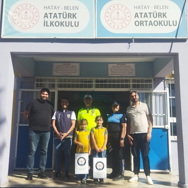 Hatay'da iki kız kardeş buldukları parayı polise teslim etti