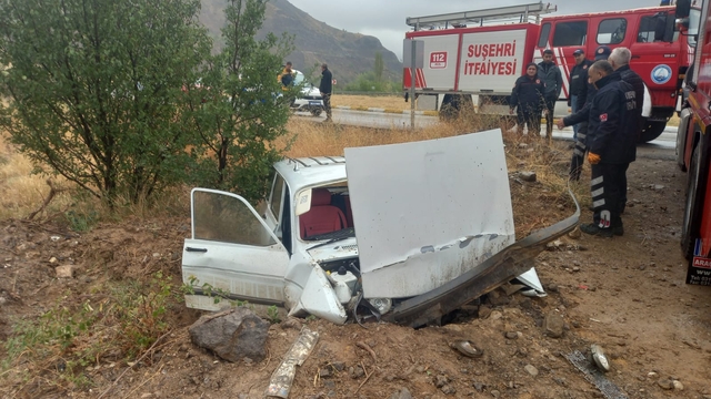 Sivas'ta devrilen otomobildeki 2 kişi yaralandı