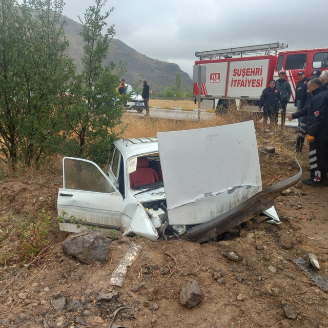 Sivas'ta devrilen otomobildeki 2 kişi yaralandı