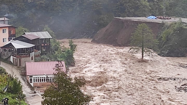 Artvin sağanak etkili oldu; dere taştı, köprü yıkıldı