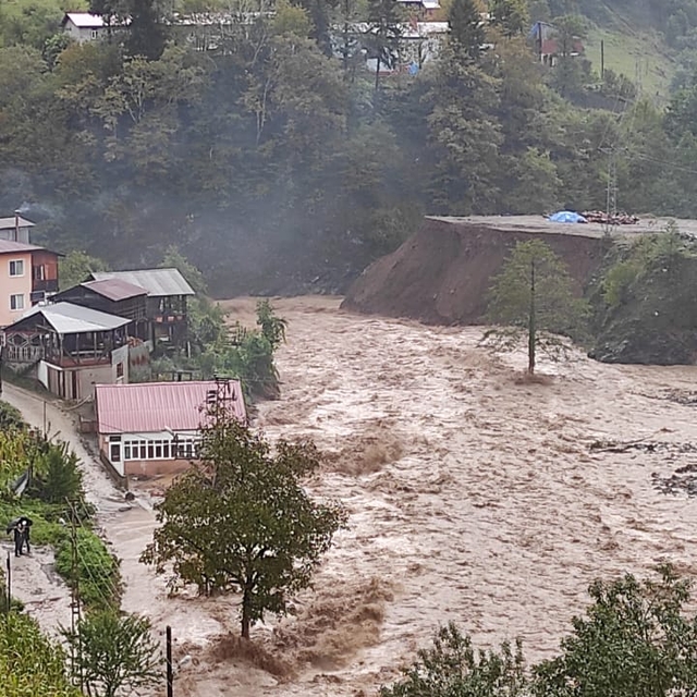 Artvin sağanak etkili oldu; dere taştı, köprü yıkıldı