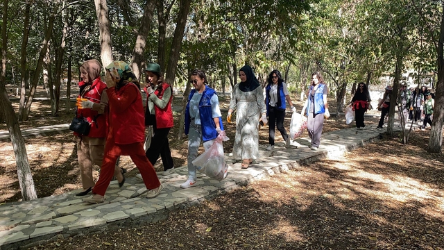 Iğdır'da ormanda çöp toplayan gönüllüler, cam şişeleri de boyayıp dönüştürdü