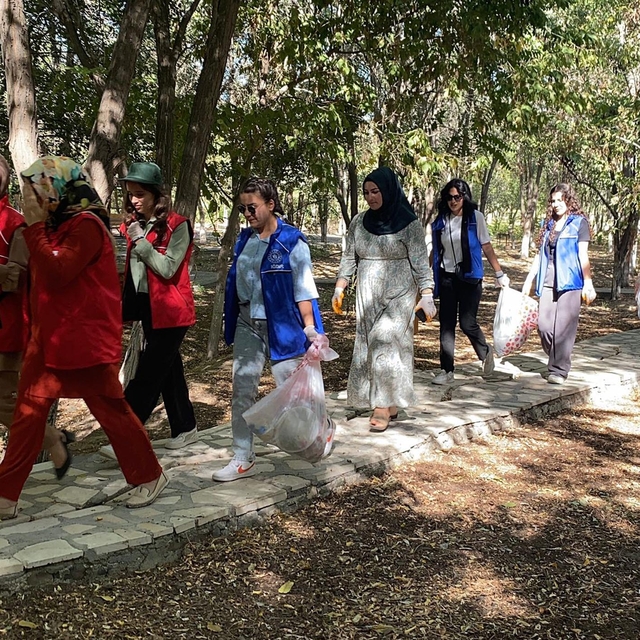 Iğdır'da ormanda çöp toplayan gönüllüler, cam şişeleri de boyayıp dönüştürd...