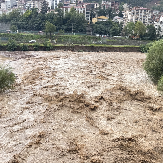 Artvin'de sağanak, taşkın ve heyelanlara neden oldu